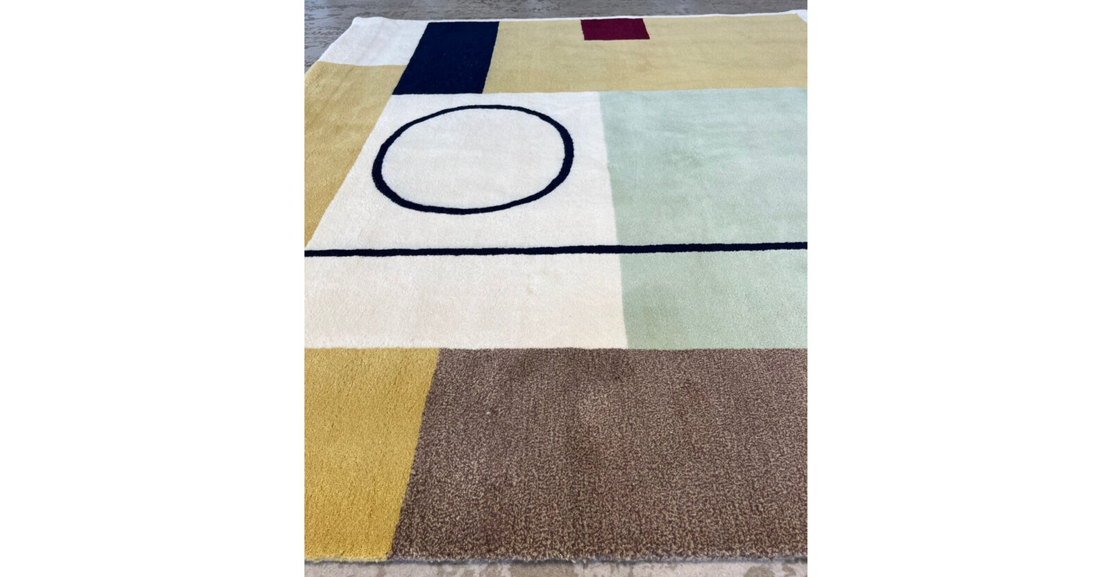 A rug with a geometric design on it. 