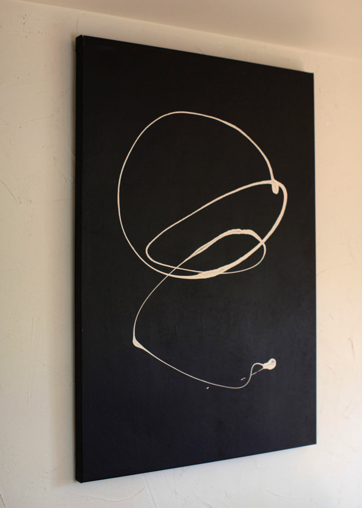 A black and white drawing of a hat on a black background.