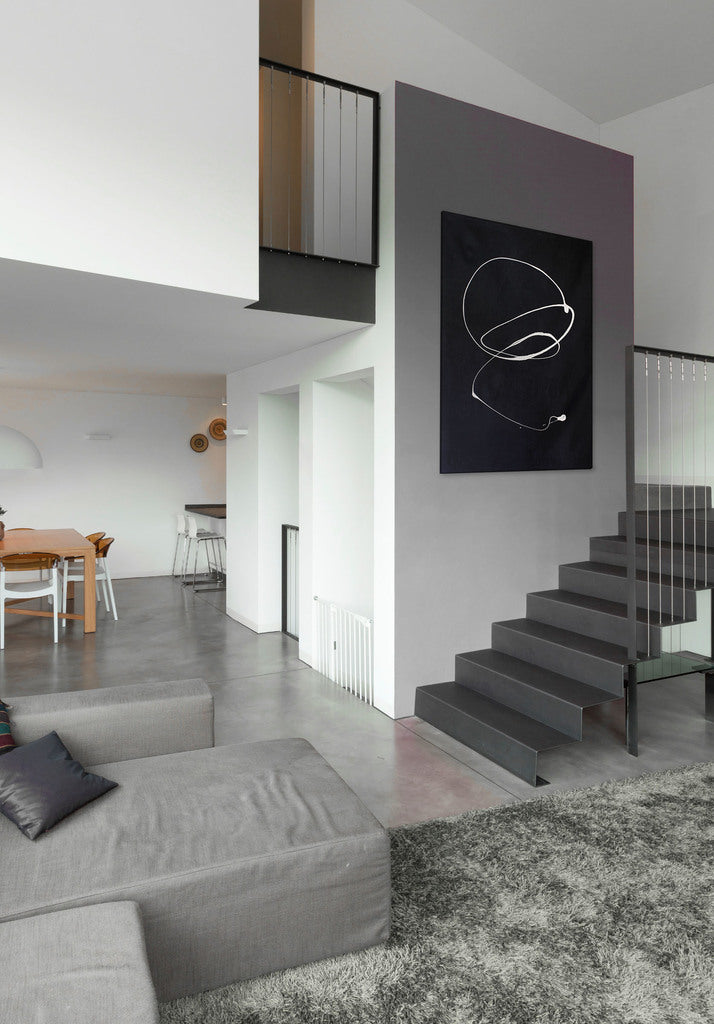 A black and white drawing of a hat on a black background.