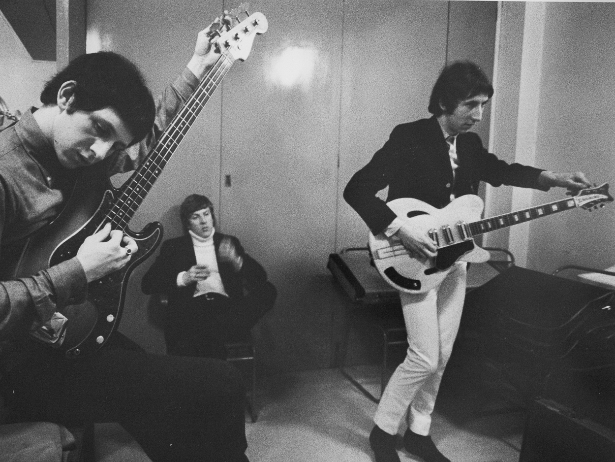Pete Townshend and John Entwistle tuning their guitars by Colin Jones, 1965