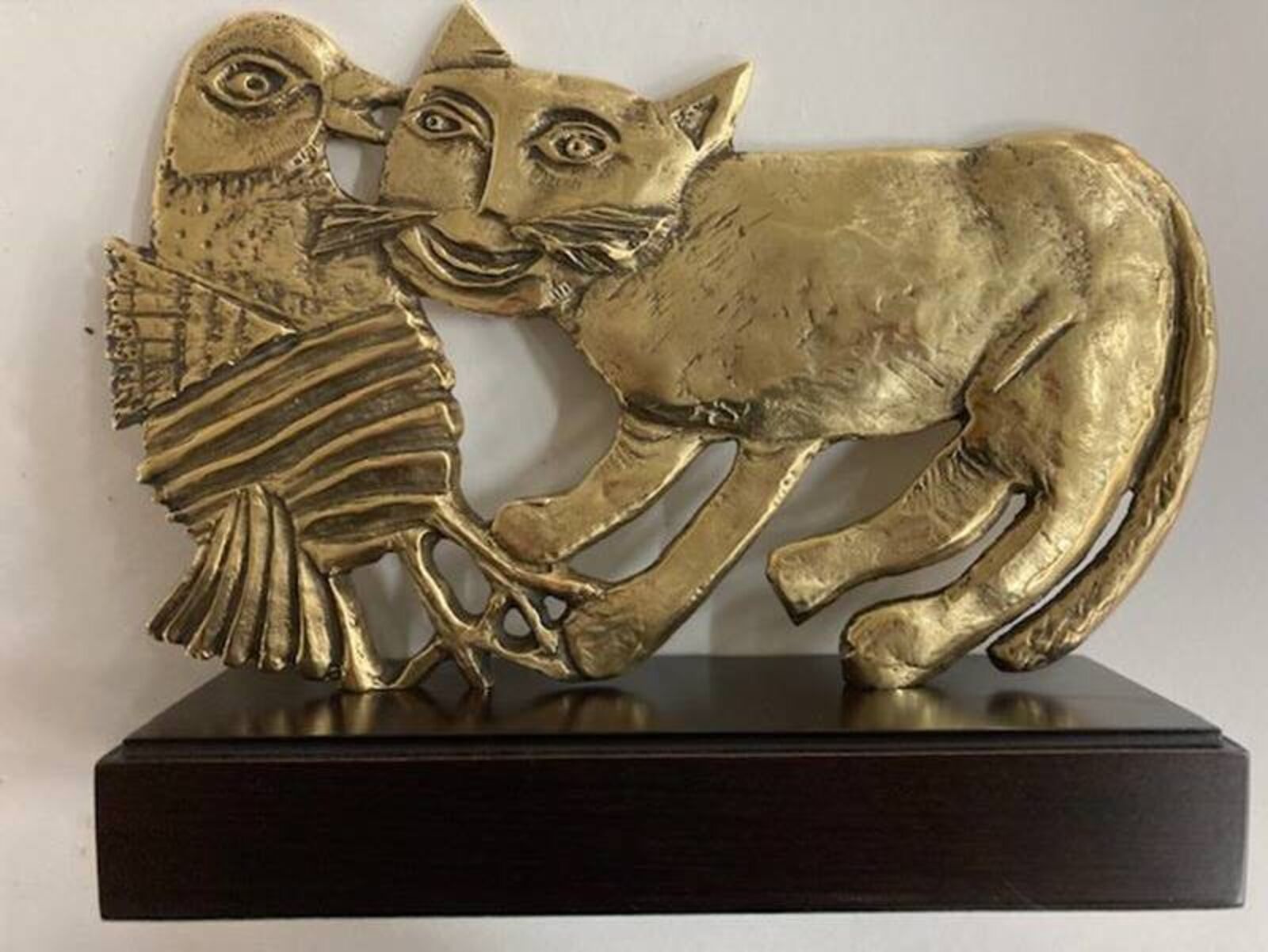 Artwork by Corneille, Chat amoureux de l'oiseau, Made of Bronze on wooden base 