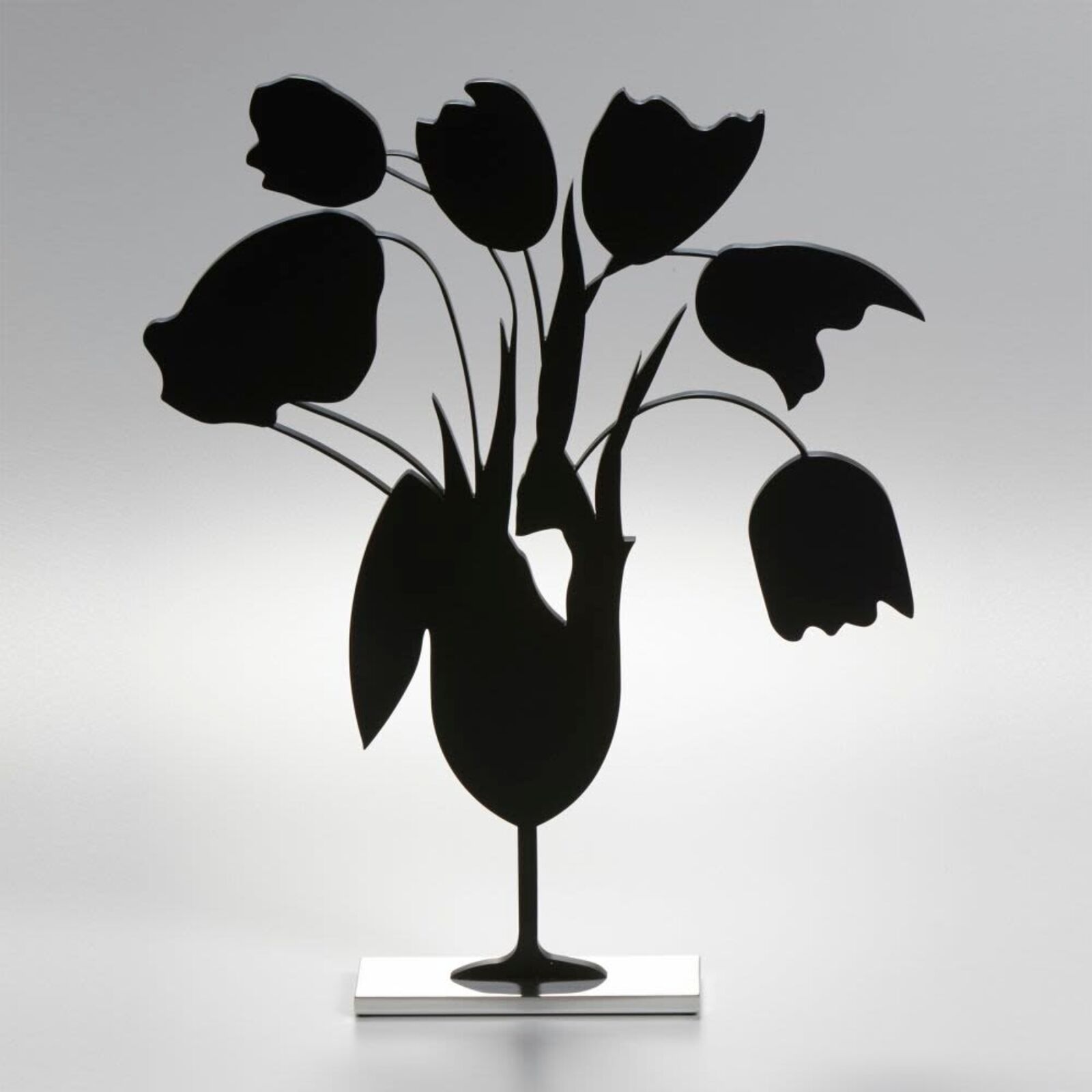 A black vase with a bunch of flowers in it.