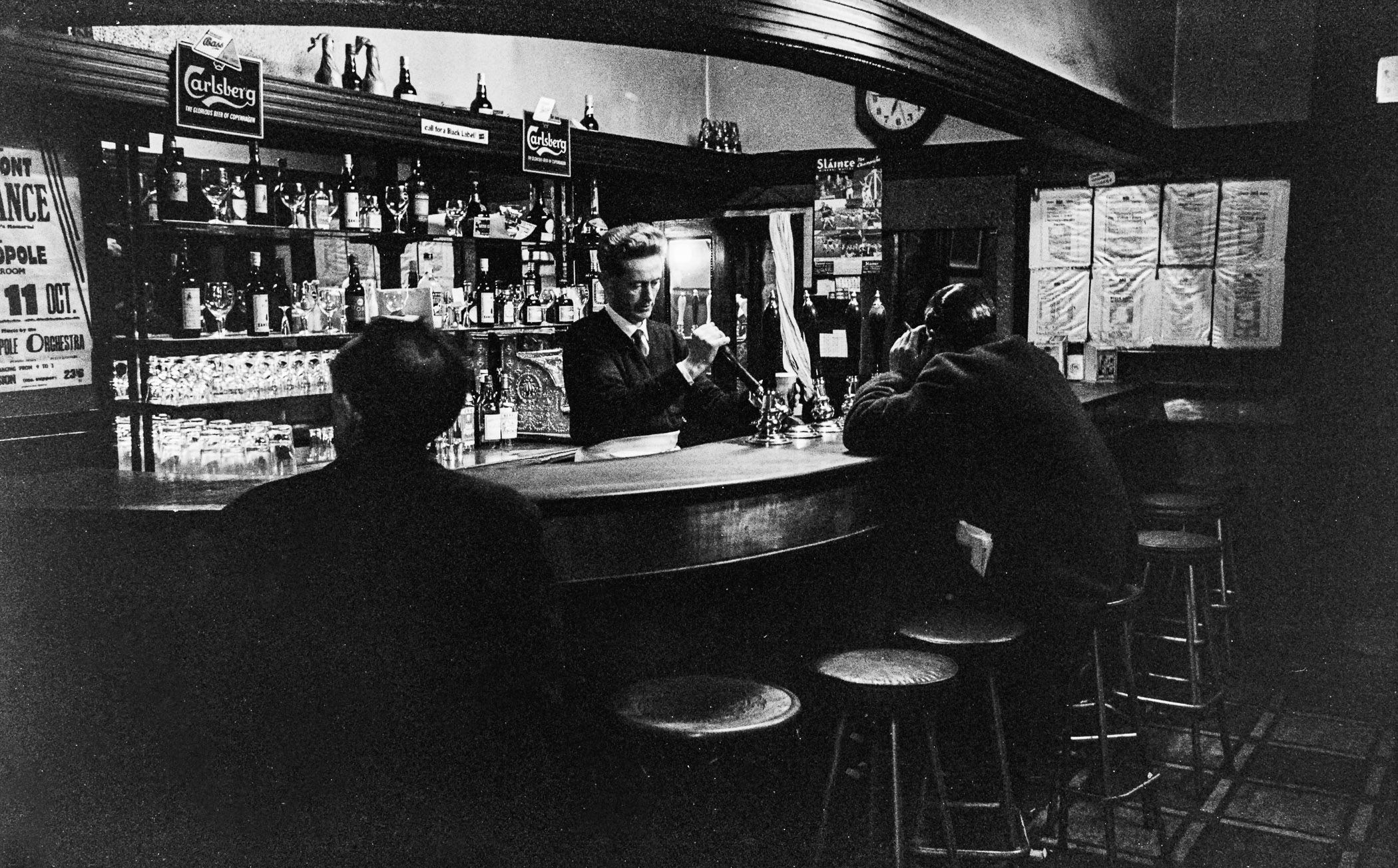 Mulligan’s Pub near Butt Bridge by Edward Quinn, 1963
