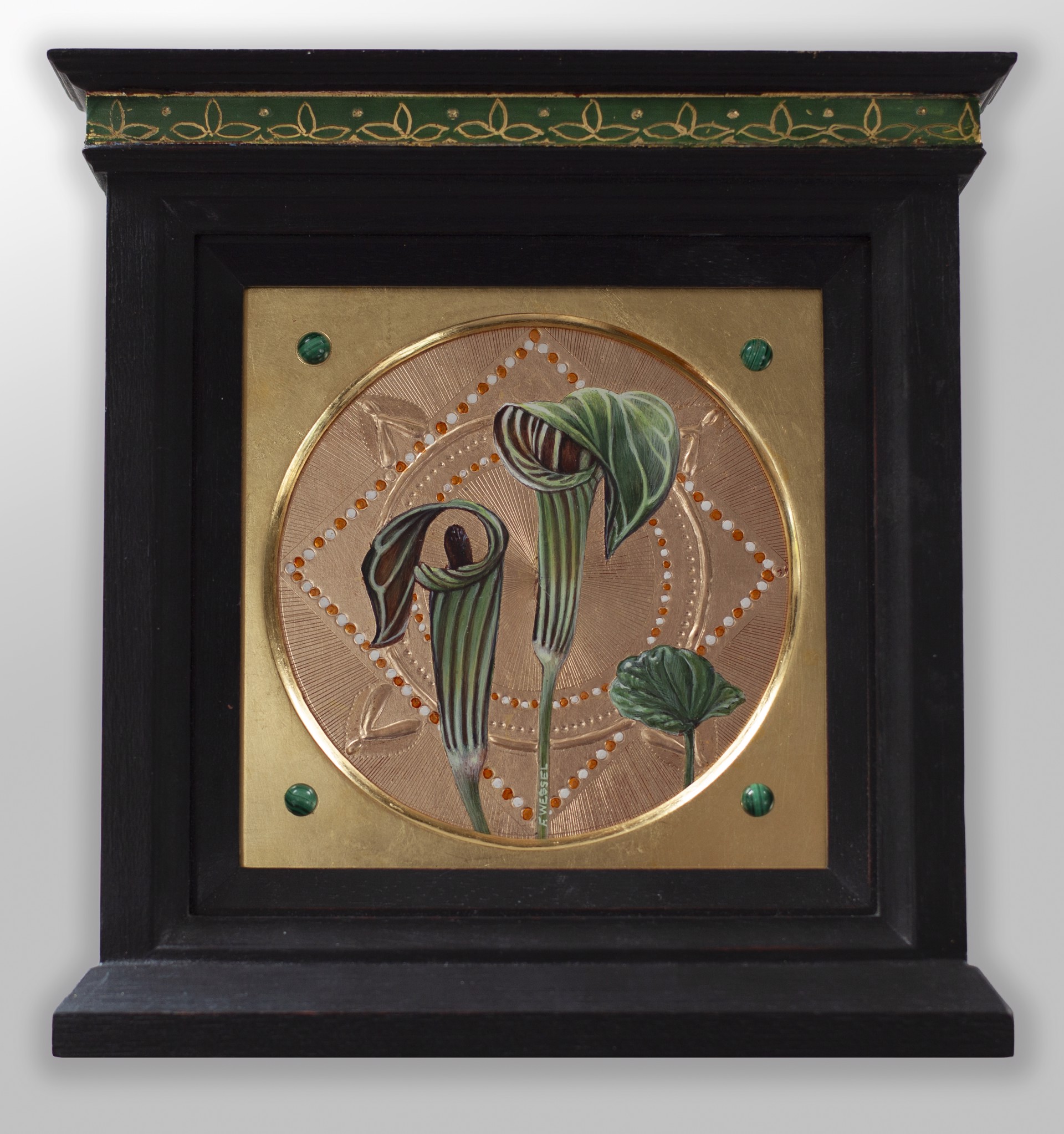A picture of two flowers on a gold plate.