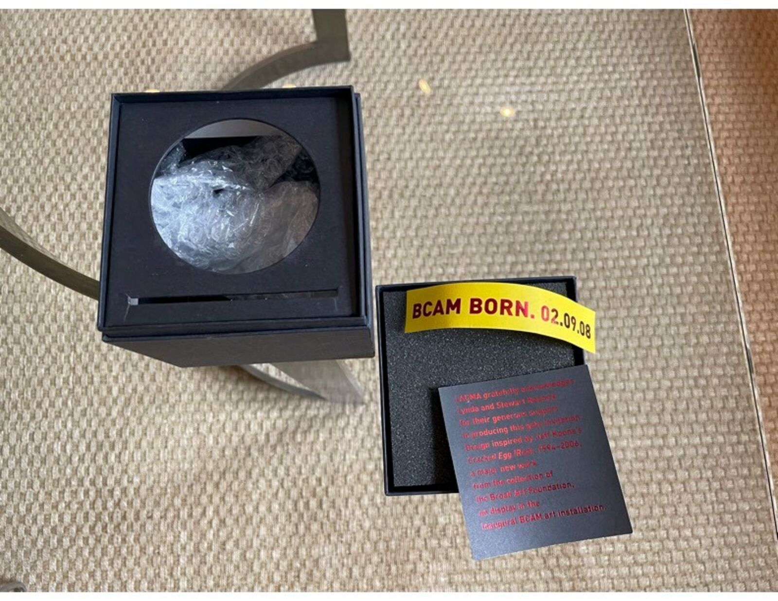 A red vase and a white bowl sitting next to each other.