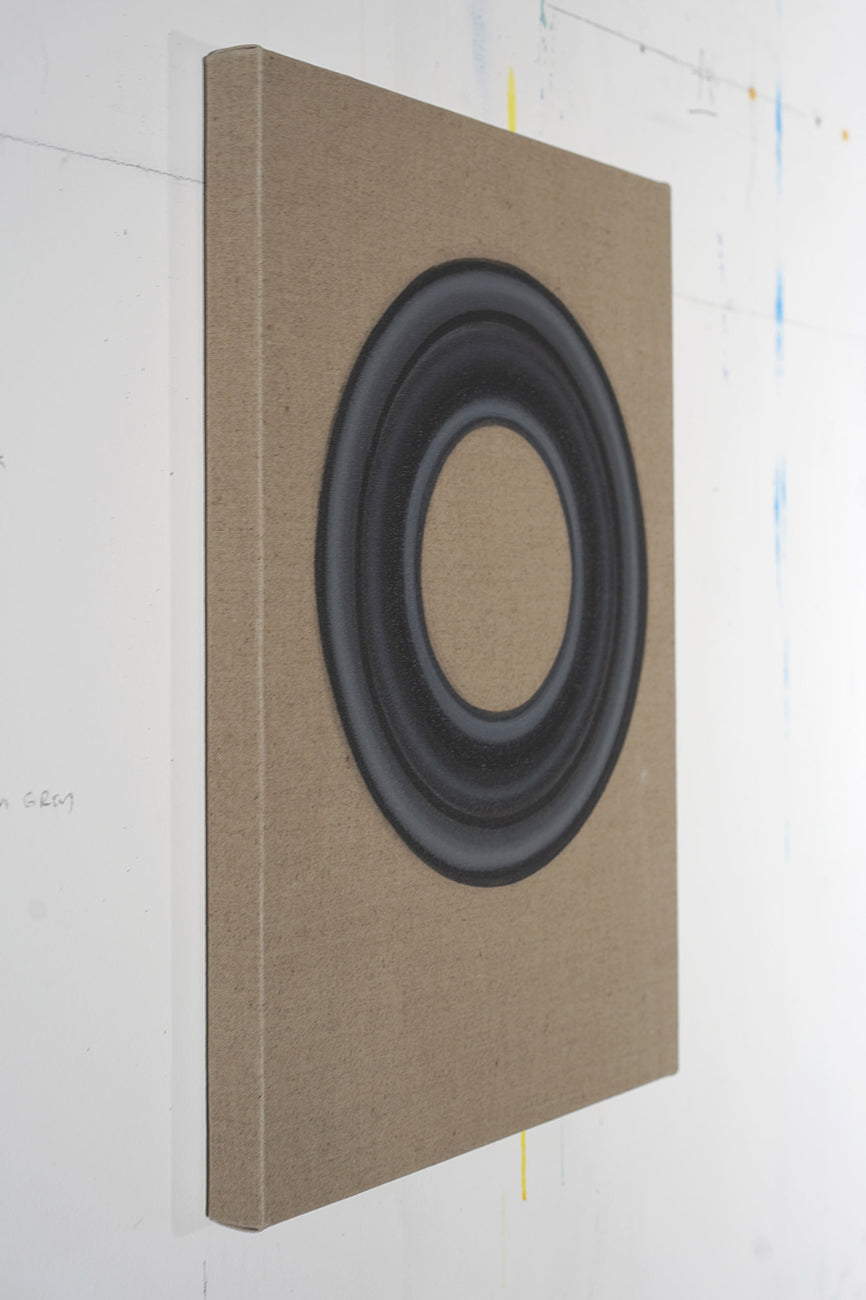 A black ring on a brown cardboard box. 