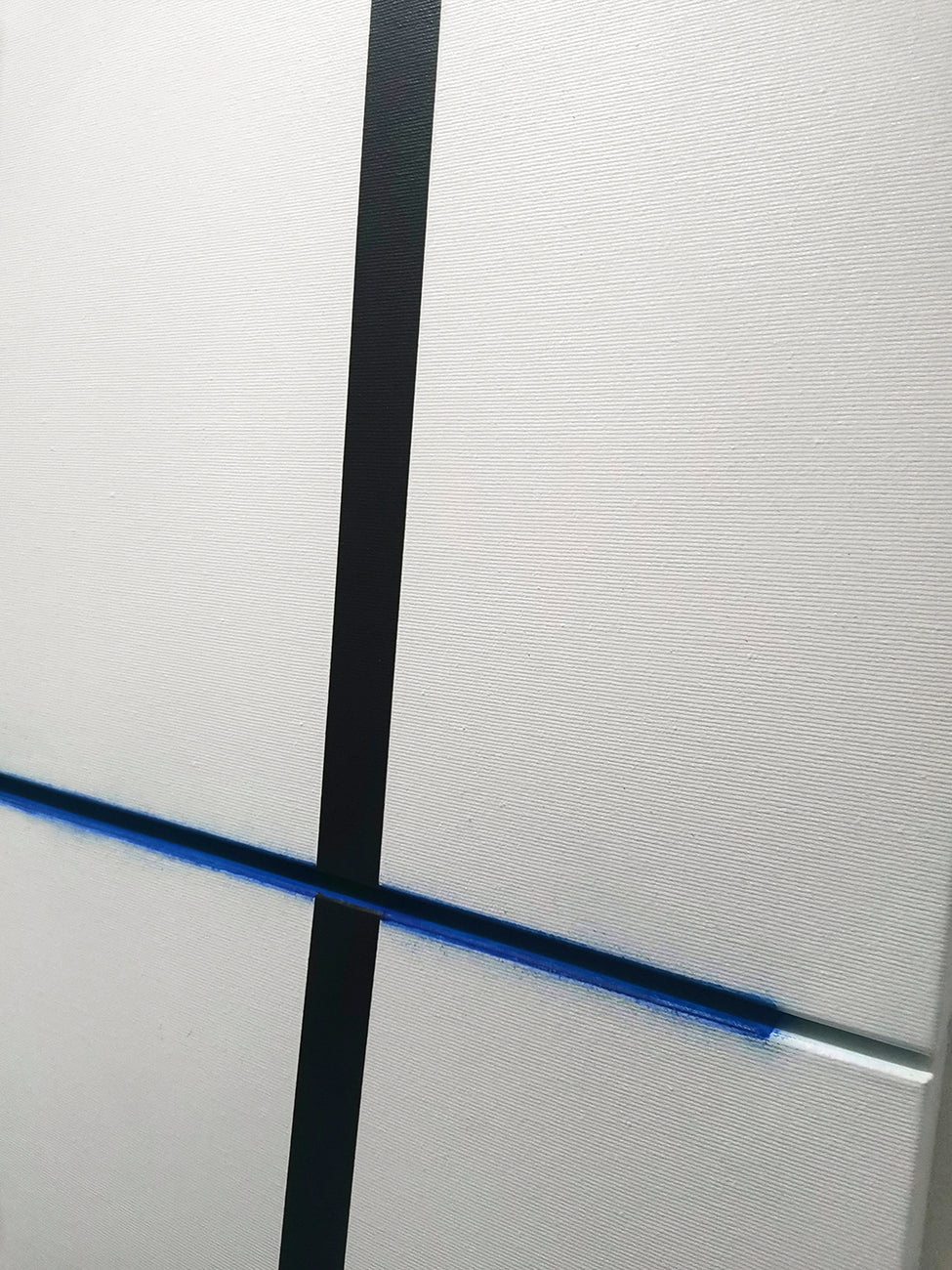 A square with a blue line in the middle of it.
