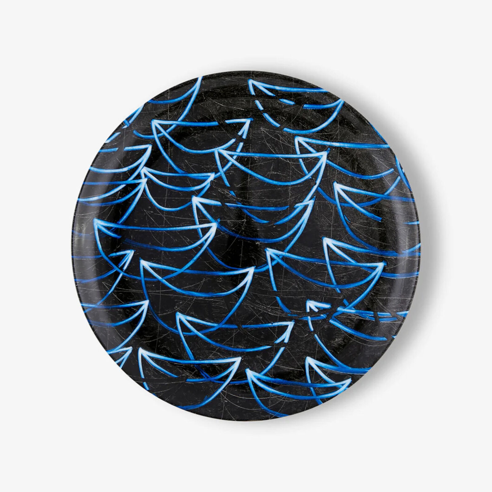 A black plate with blue arrows on it.