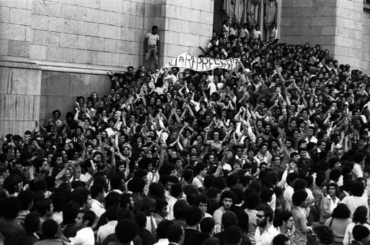 A large crowd of people standing in front of a building.