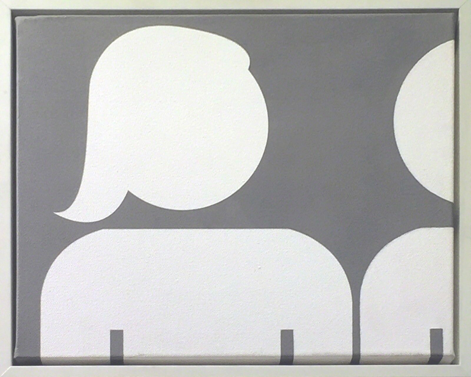 A white and gray elephant with speech bubbles on a gray background.